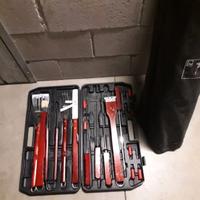 Attrezzi barbecue con tavolo