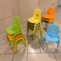 12 Seggioline colorate impilabili per bambini