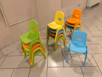 12 Seggioline colorate impilabili per bambini