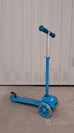 Monopattino con ruote luminescenti