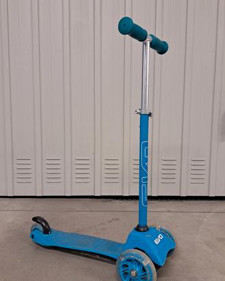 Monopattino con ruote luminescenti