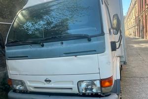 nissan cabstar con pedana