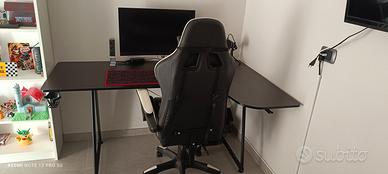 scrivania e sedia gaming, monitor 