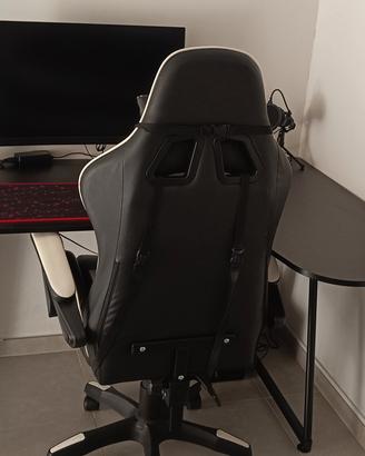 scrivania e sedia gaming, monitor 