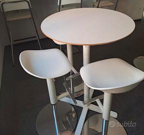 Tavoli e sgabelli