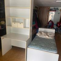 Scrivania con libreria e letto singolo