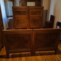 Coppia di letti matrimoniale del Novecento in noce