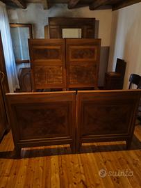 Coppia di letti matrimoniale del Novecento in noce