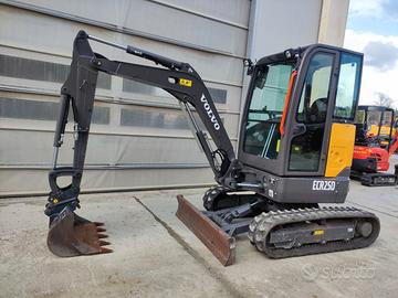Miniescavatore cingolato usato VOLVO ECR25D