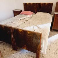 Letto matrimoniale in legno anni '50. 