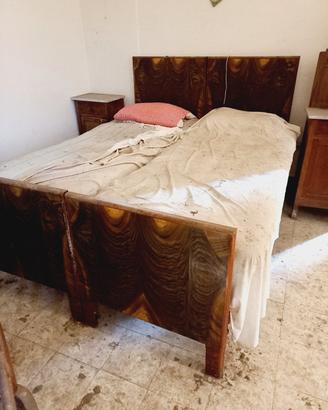 Letto matrimoniale in legno anni '50. 