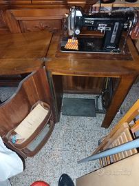Macchina da cucire Necchi con mobile