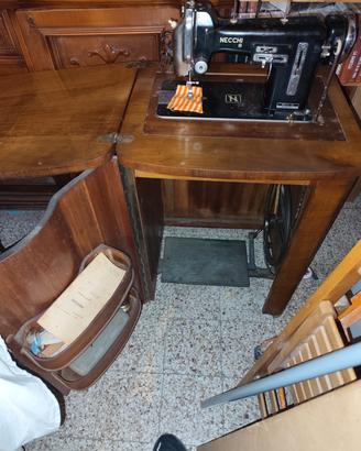 Macchina da cucire Necchi con mobile