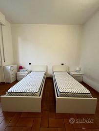 2 letti singoli con struttura e materassi
