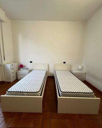 2 letti singoli con struttura e materassi