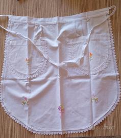 grembiule cucito e ricamato a mano 