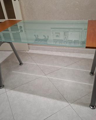 Scrivania in vetro, legno e metallo.