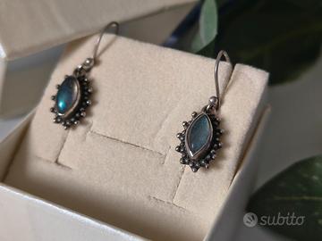 Orecchini pendenti in argento con labradorite 