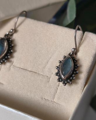 Orecchini pendenti in argento con labradorite 