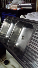 Lavabo da cucina in acciaio