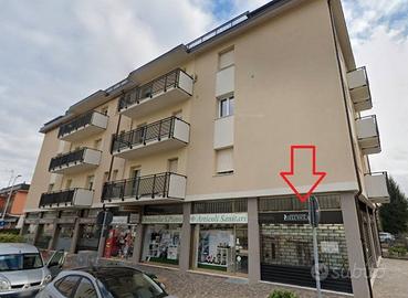 Negozio ad Ponte San Pietro davanti al Policlinico