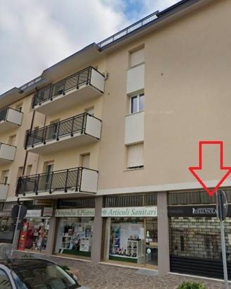Negozio ad Ponte San Pietro davanti al Policlinico
