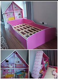 Letto Montessori con libreria a casetta