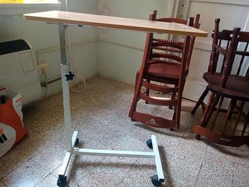 Tavolino ospedaliero con ruote