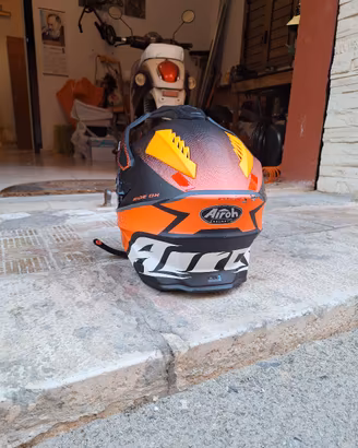 Casco airoh commander