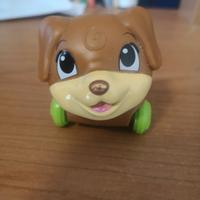 Giocattolo cane marrone con ruote verdi