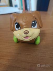 Giocattolo cane marrone con ruote verdi