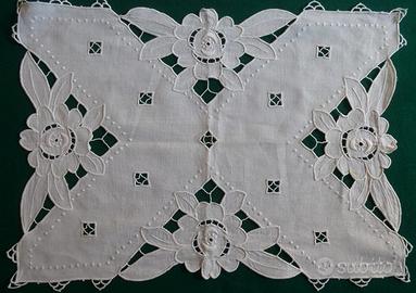 Set 7 centri in lino ricamati a mano