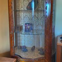 Elegante Vetrina Bombata in Stile Luigi XV