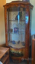 Elegante Vetrina Bombata in Stile Luigi XV