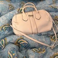 Borsa bianca elegante con fiocco di mettalo davant