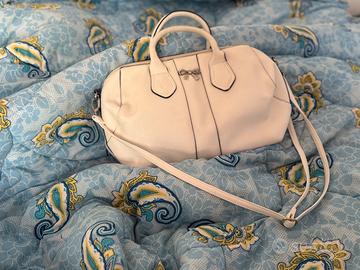 Borsa bianca elegante con fiocco di mettalo davant