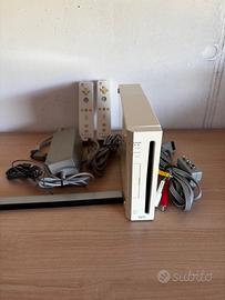 Nintendo Wii bianca con 2 telecomandi e Wii Sports