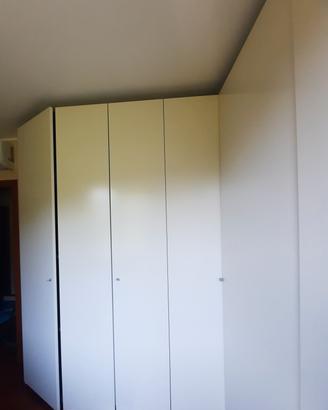 Armadio laccato bianco ad angolo
