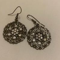 Orecchini con brillantini bianchi