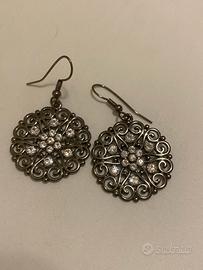 Orecchini con brillantini bianchi