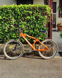 Bici DH DaBomb XLR8