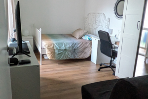 Stanza luminosa con balcone - m5 istria / bi