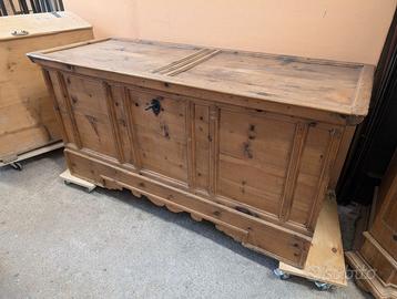 Cassapanca in cirmolo antica