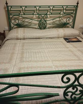 Letto antico in ferro battuto