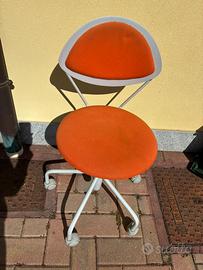 Sedia girevole arancio