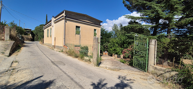 Casa rurale con terreno pianeggiante - C.da Bellia