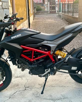 Hypermotard 821