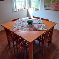 Tavolo quadrato in legno con sedie 
