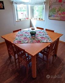 Tavolo quadrato in legno con sedie 