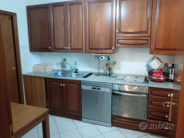 Cucina completa di lavastoviglie, lavello e fuochi